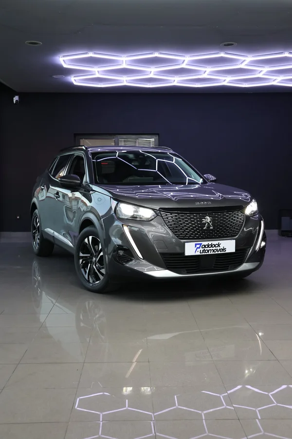 Peugeot 2008 1.2 PureTech EAT8 Allure cinzento de 2020, visto de frente e de lado