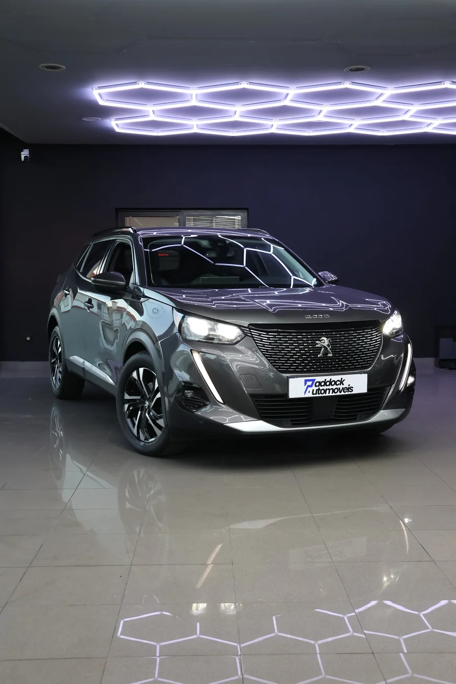 Peugeot 2008 1.2 PureTech EAT8 Allure cinzento de 2020, visto de frente e de lado