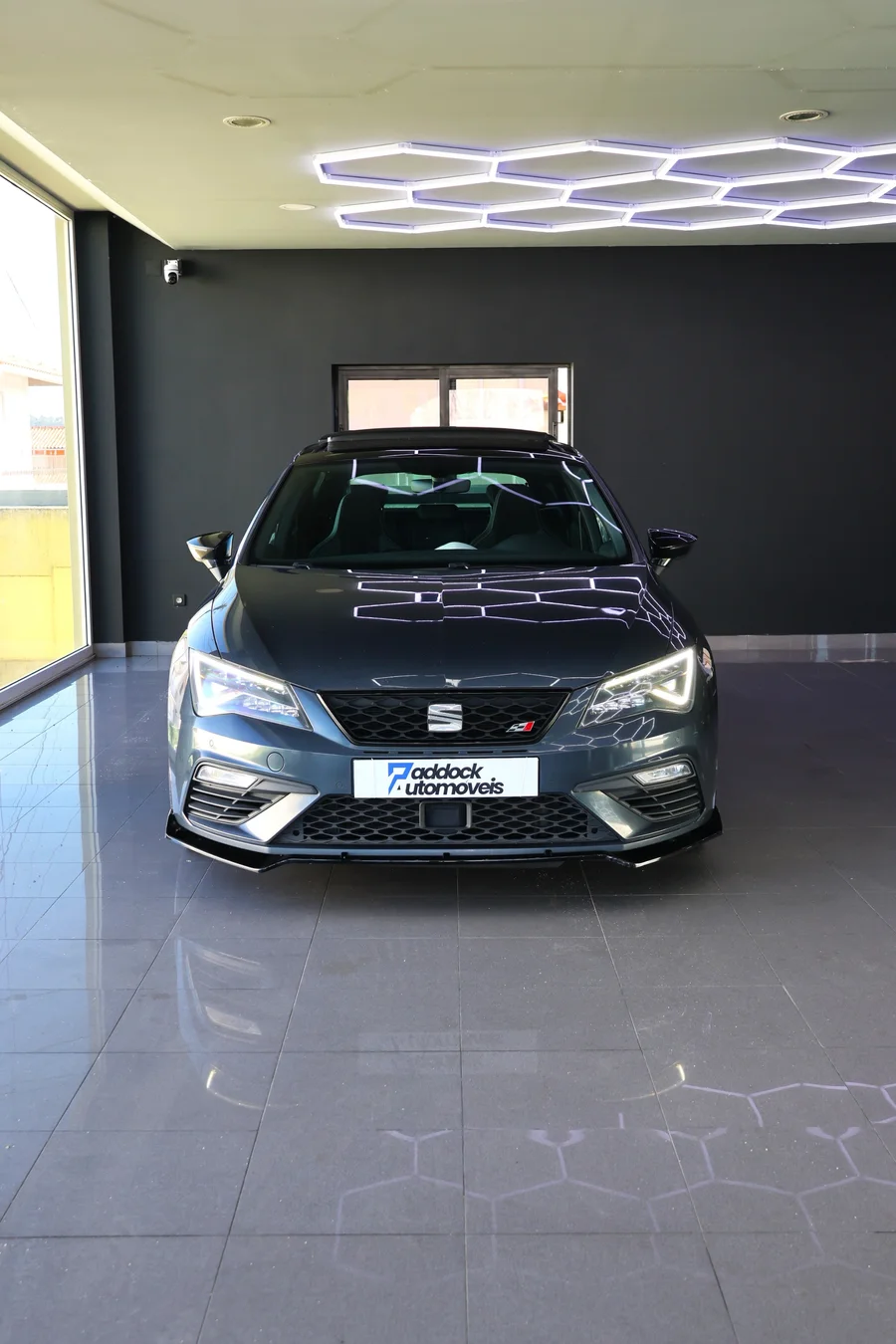 Vista frontal do SEAT Leon Cupra 290 DSG cinzento de 2018