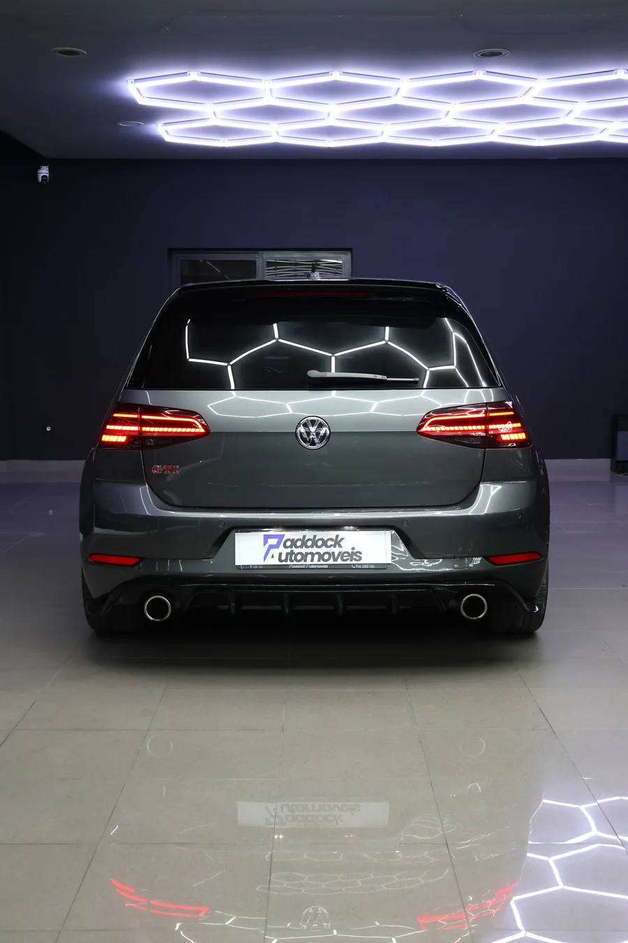 Vista traseira do Volkswagen Golf GTI Performance cinzento de 2019