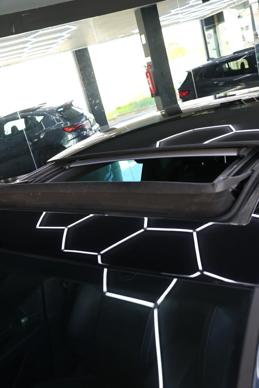 Teto panorâmico aberto do SEAT Leon Cupra 290 DSG, visto do exterior