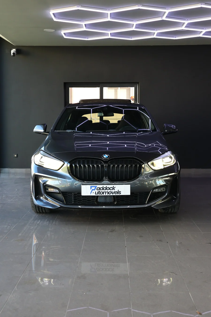 Vista frontal do BMW 118i F40 Pack M cinzento de 2019