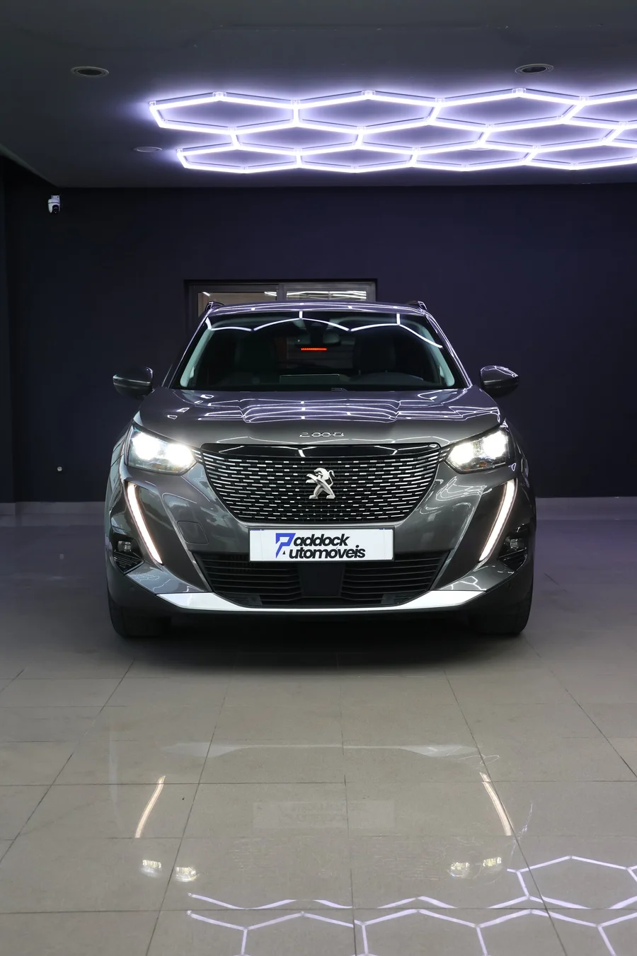 Vista frontal do Peugeot 2008 Allure cinzento de 2020