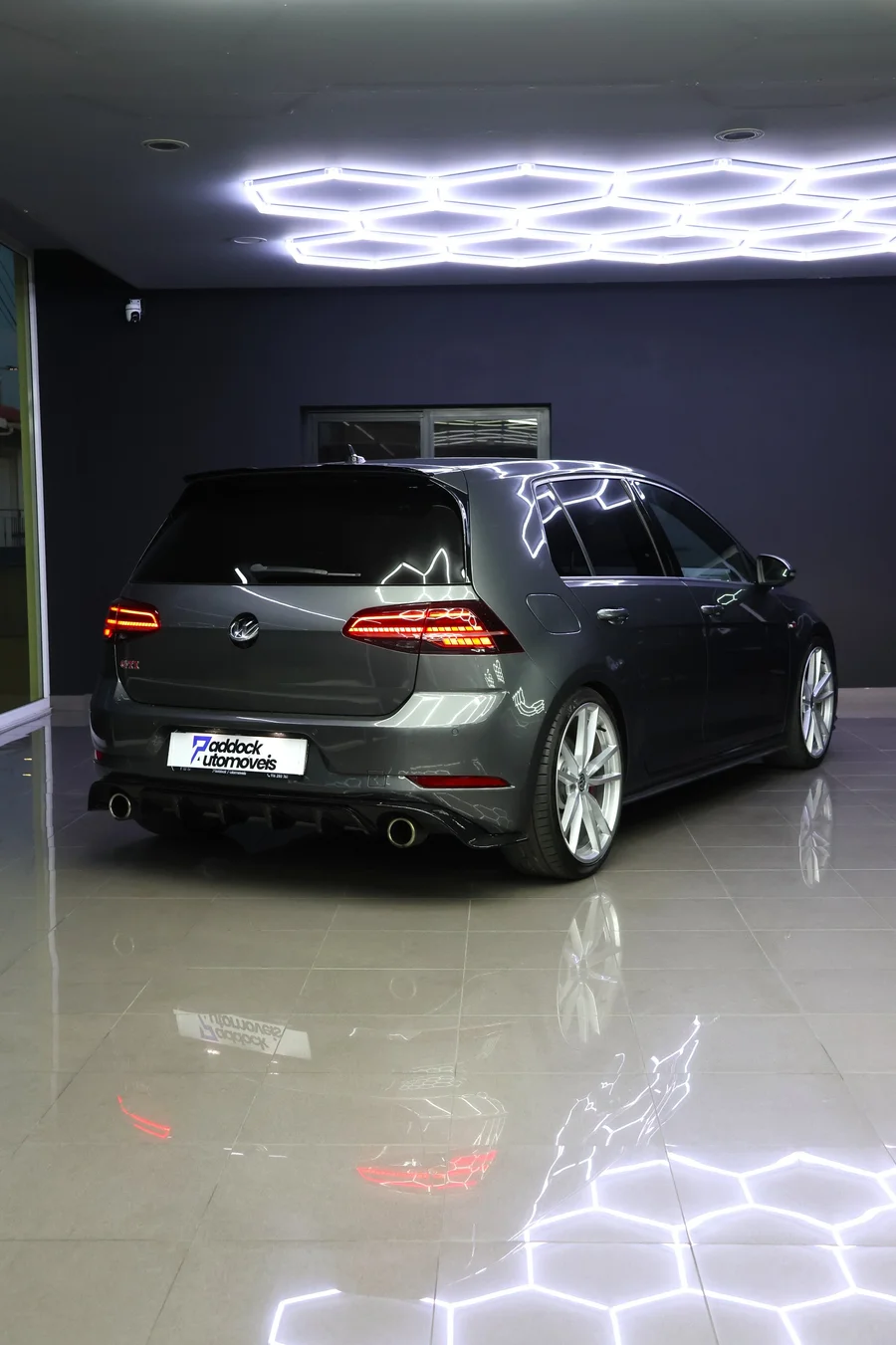 Vista em ângulo da traseira e lateral do Volkswagen Golf GTI Performance