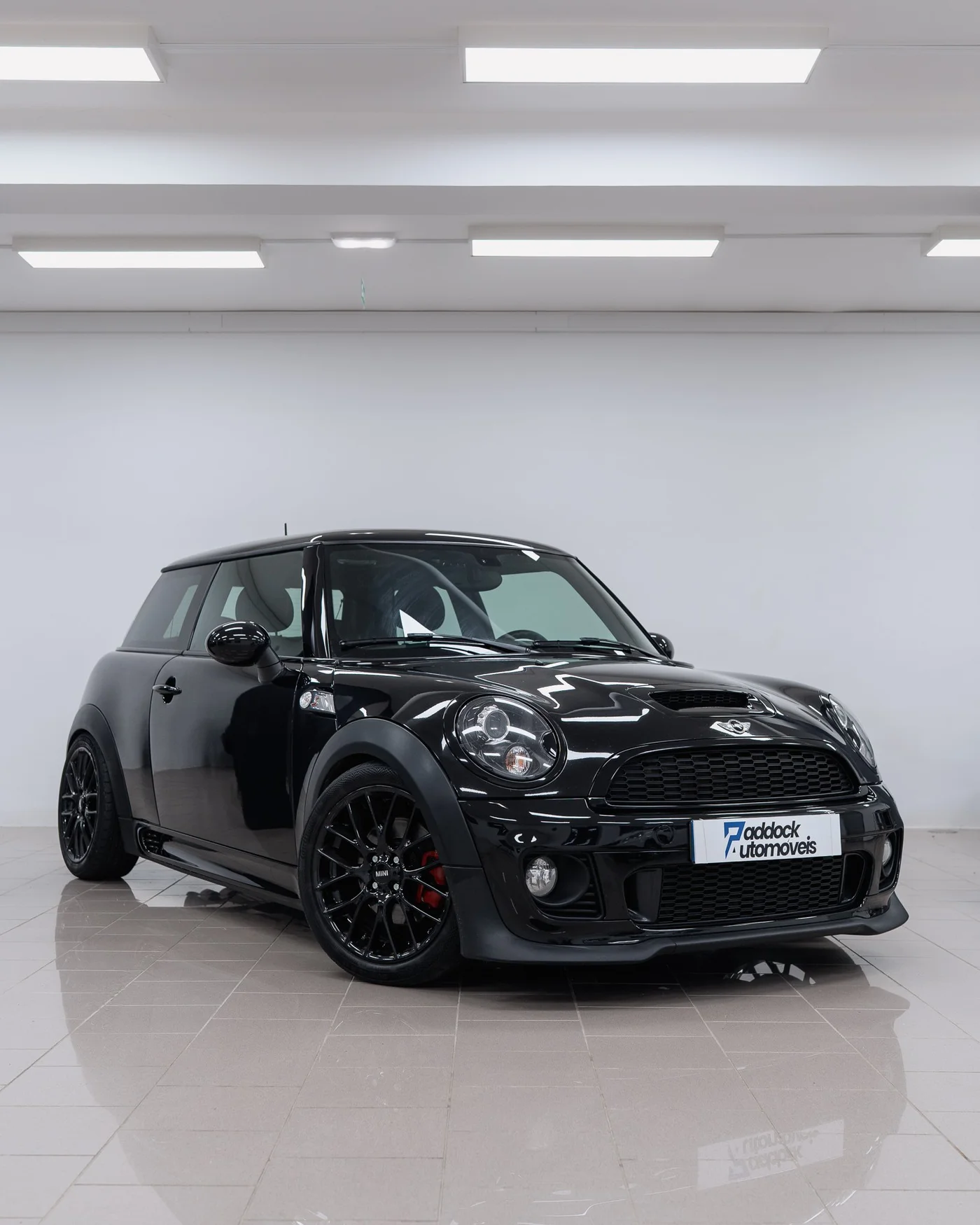 Mini Cooper S JCW de 2013 um pequeno desportivo com o carisma inconfundível da Mini e a performance do pacote John Cooper Works. Com os retoques necessários para lhe permitir disfrutar de qualquer bela estrada ou desafio.