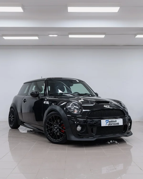 Mini Cooper S JCW de 2013 um pequeno desportivo com o carisma inconfundível da Mini e a performance do pacote John Cooper Works. Com os retoques necessários para lhe permitir disfrutar de qualquer bela estrada ou desafio.