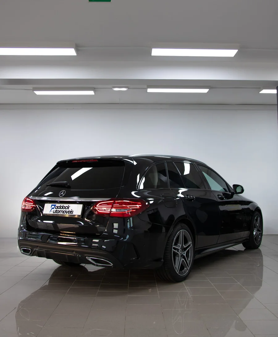 Mercedes-Benz C 180 d AMG Line Station preto, visto de trás e de lado