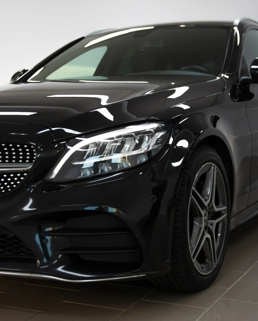 Farol, grelha e jante dianteira do Mercedes-Benz C 180 d AMG Line Station