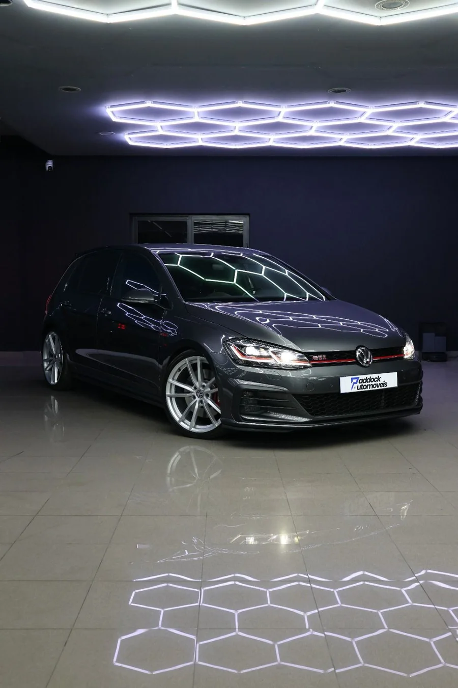 Volkswagen Golf 7.5 GTI Performance 245 cinzento de 2019, visto de frente e de lado